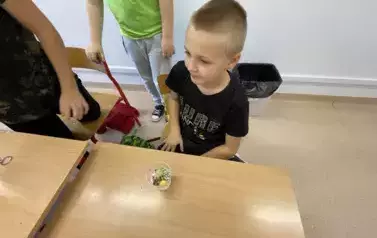 IX-X. 25 Mamy kota na punkcie mleka 13
