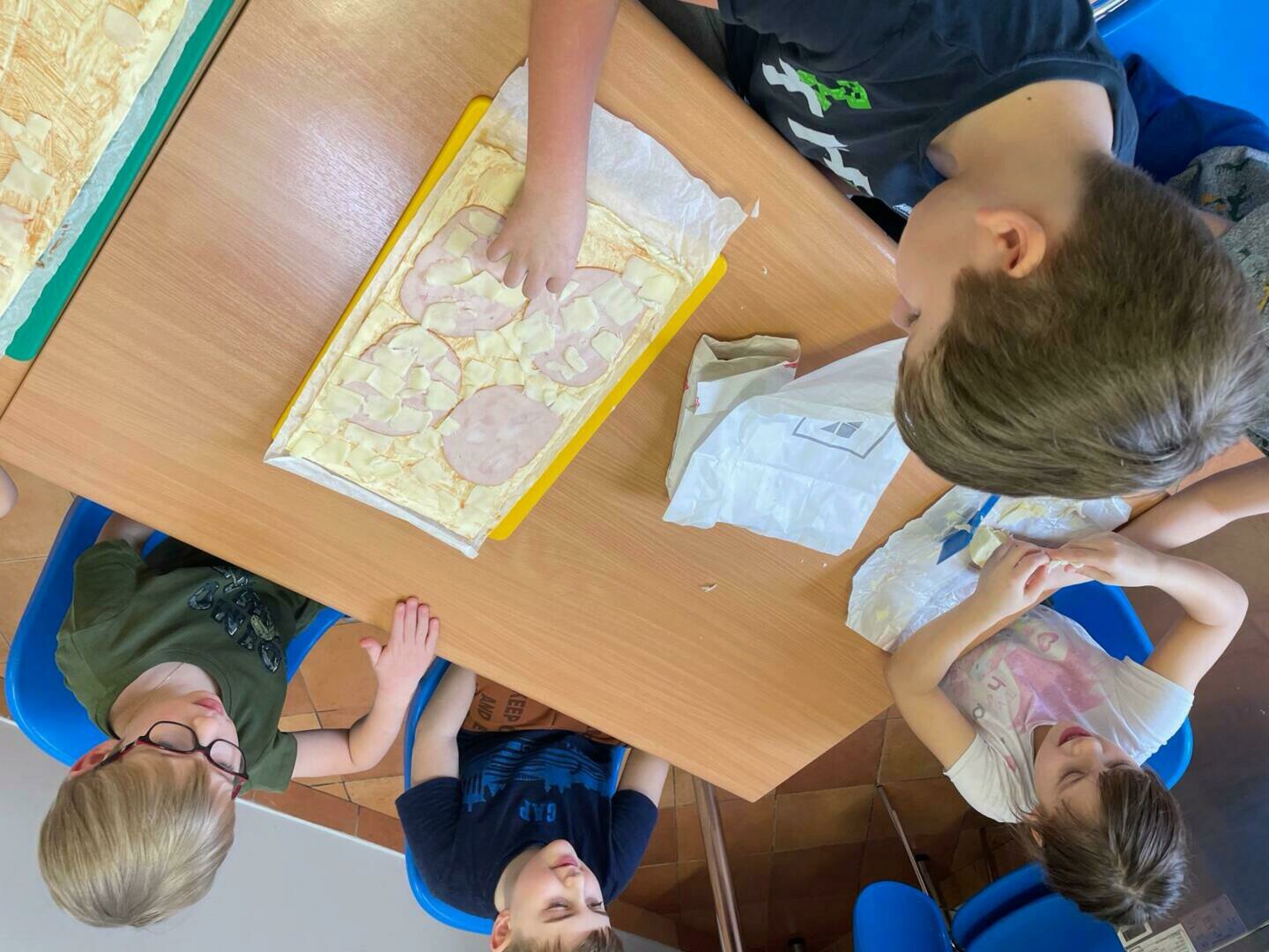 Klasa 2 przygotowała przekąski - ślimaczki z ciasta francuskiego - ZSS