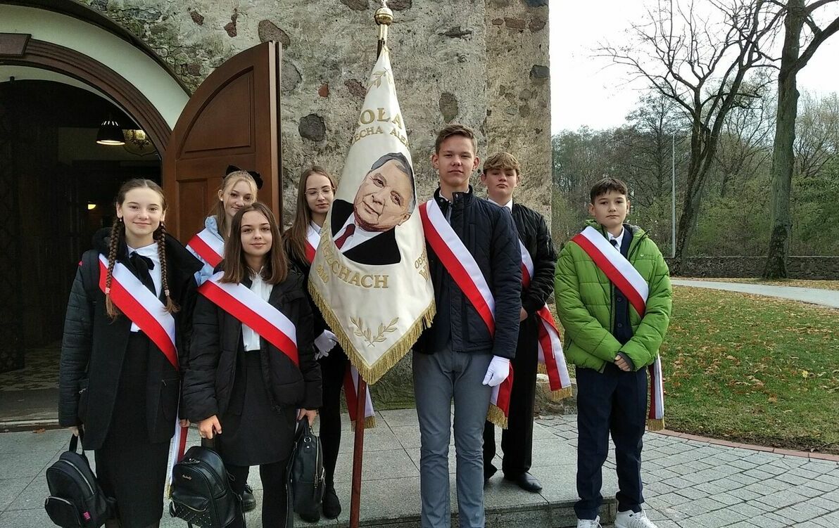 Zdjęcie do Poczet sztandarowy szkoły na Gminnych Obchodach Święta Niepodległości