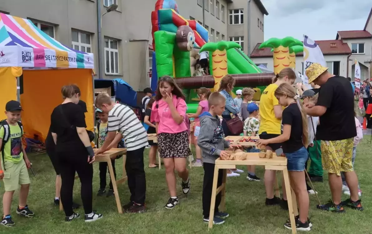 Zdjęcie do Udział naszej szkoły w Gminnym Festynie Rodzinnym &bdquo;Rodzina jak z obrazka&rdquo;