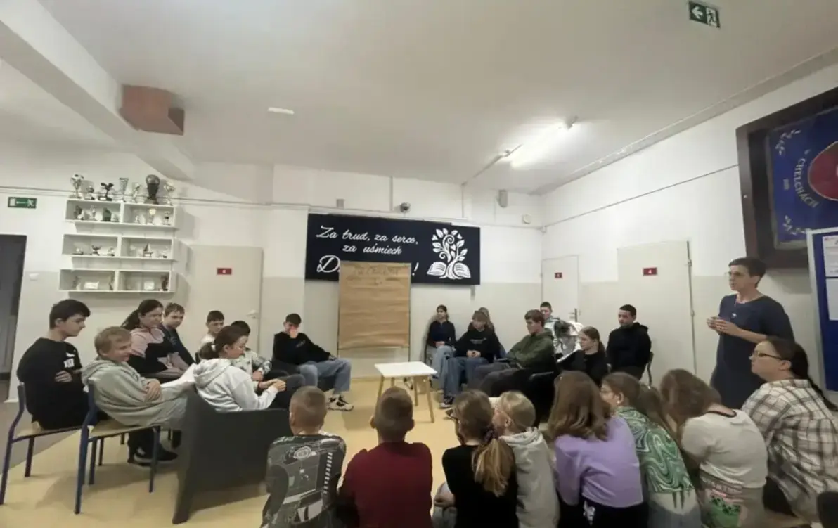 Zdjęcie do Internet zbliża czy oddala ludzi?